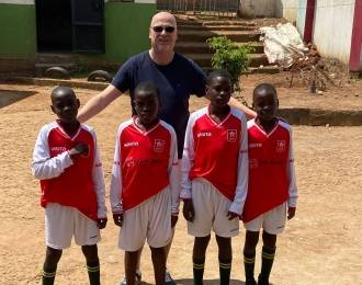 Kinderen Oeganda spelen in MVV-tenue!