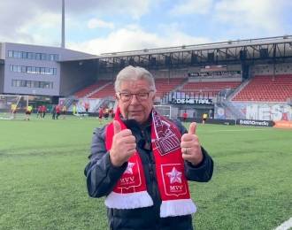 Frans Theunisz bekijkt de training richting MVV-Roda JC