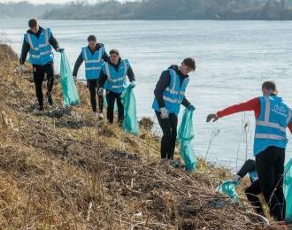 MVV-spelers steken de handen uit de mouwen